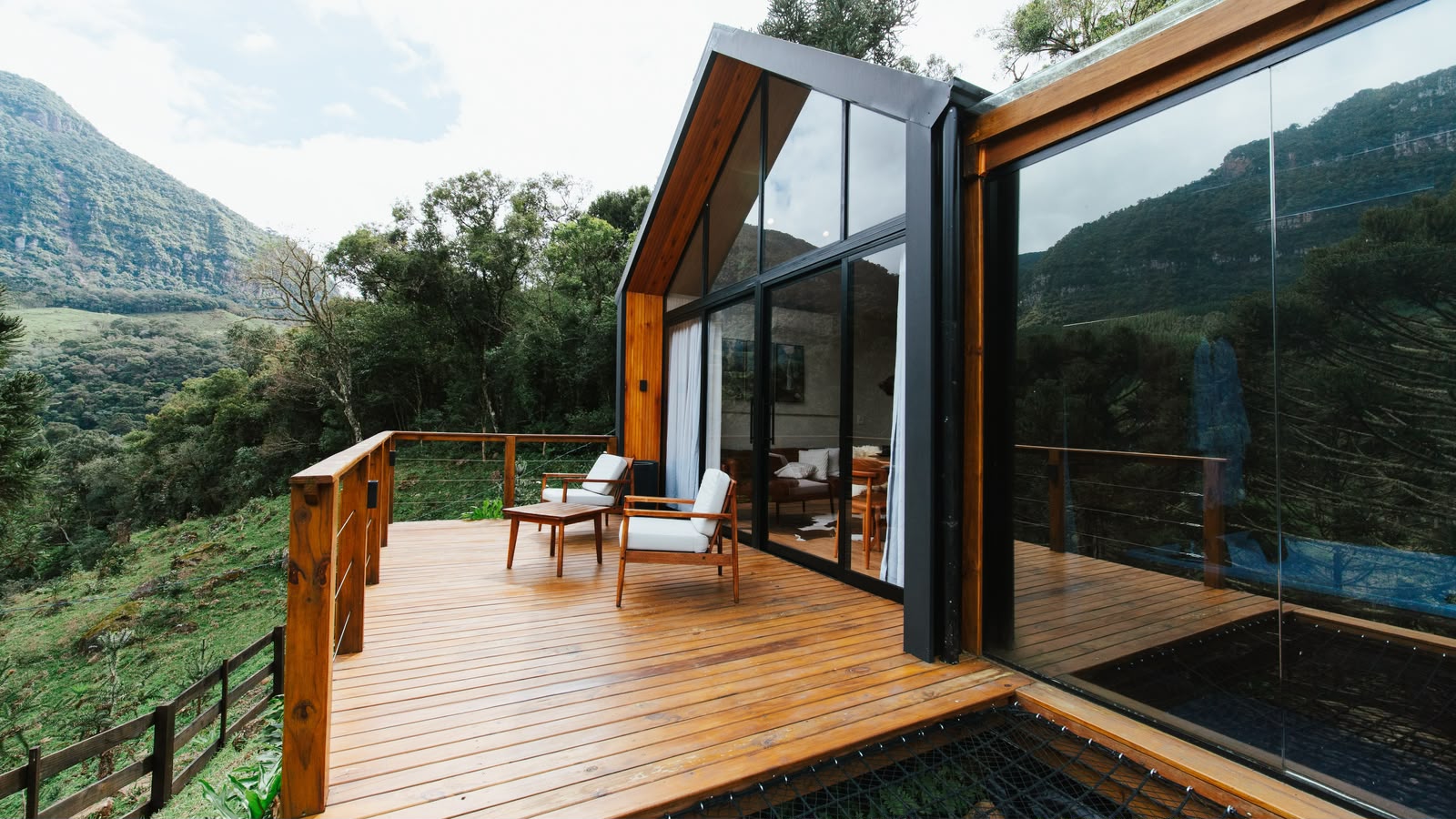 Deck de madeira de cabana modular com vista para a serra